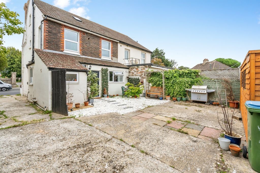 Property photo 3 of 11