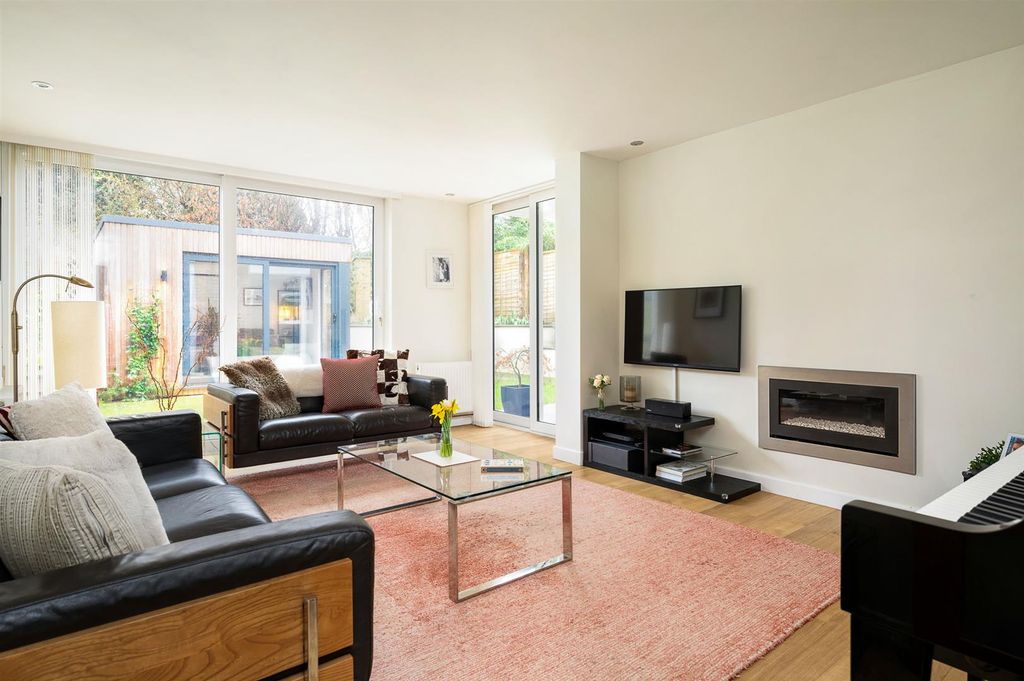 Property photo 2 of 18 Sitting Room