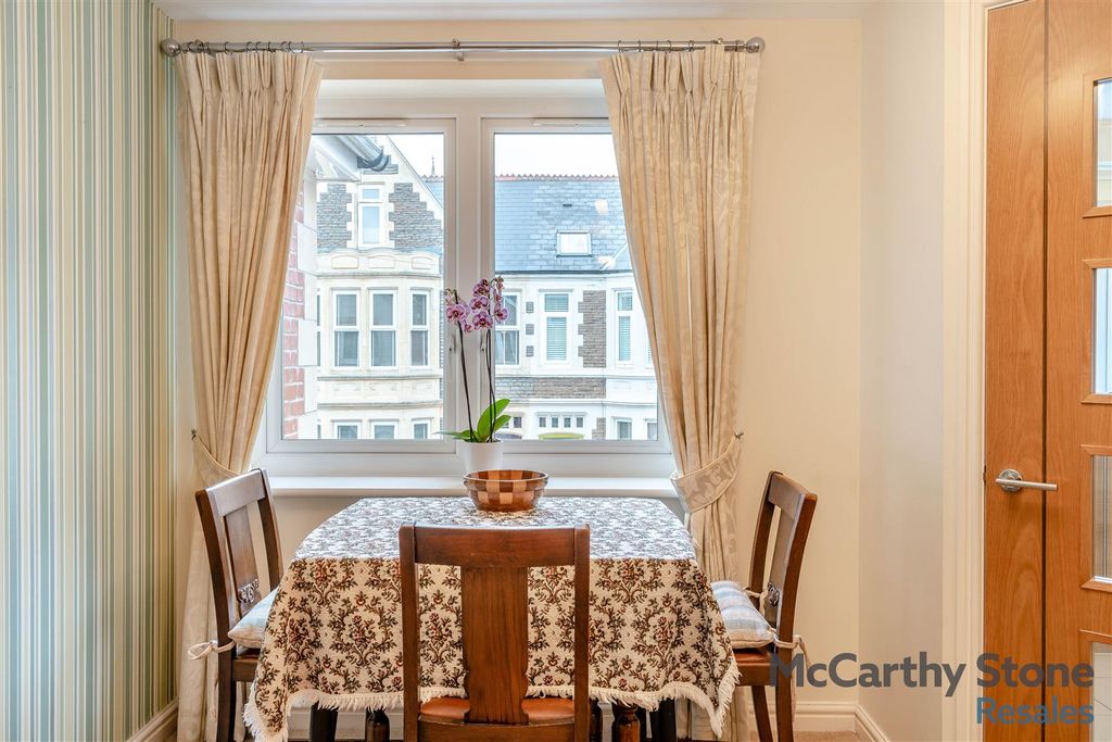 Property photo 2 of 12 8666778-Interior03.Jpg