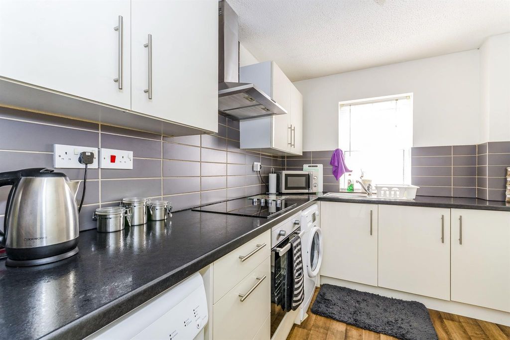 Property photo 2 of 9 Kitchen
