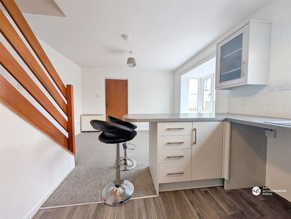 Property photo 3 of 10 Kitchen