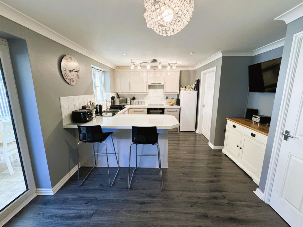 Property photo 3 of 21 Kitchen