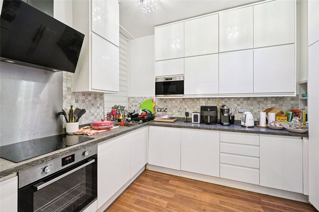 Property photo 3 of 11 Kitchen