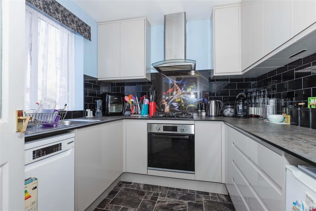 Property photo 3 of 17 Raleigh Crescent_6.Jpg