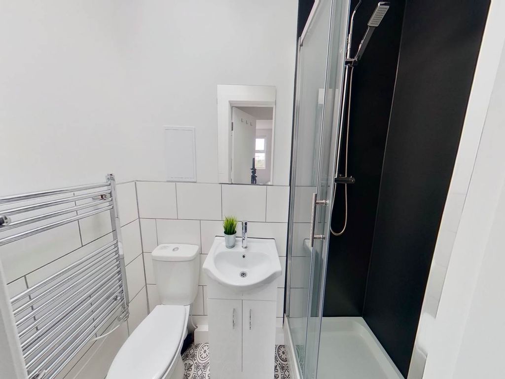 Property photo 3 of 8 R8 - Ensuite