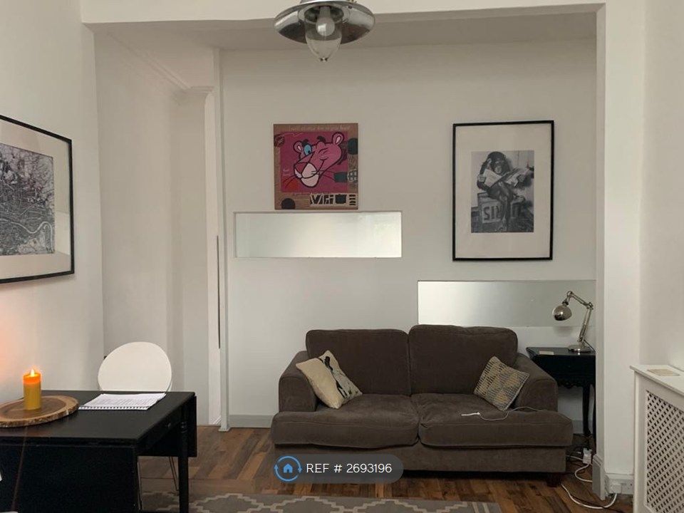 Property photo 1 of 9 Livingroom