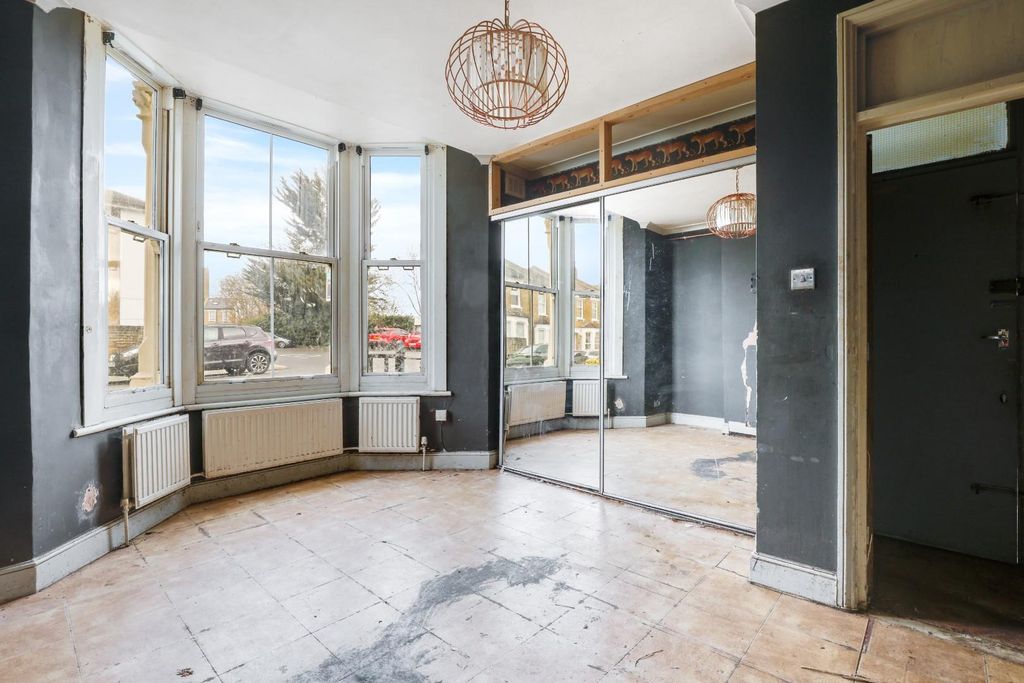 Property photo 3 of 14 06-8512Jhpropwpen - 70 Fairlawn Road - 4.Jpg