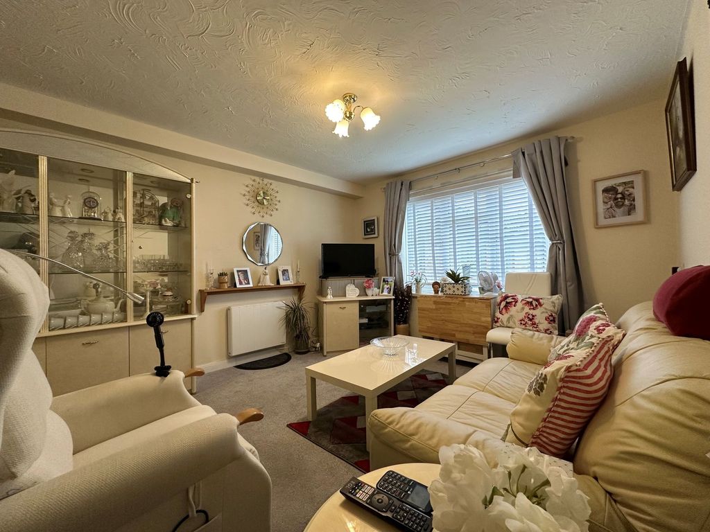 Property photo 2 of 9 Lounge
