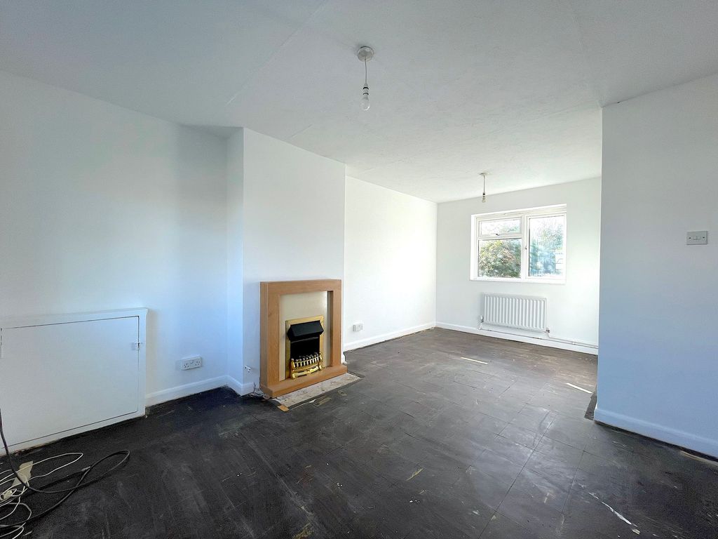 Property photo 2 of 16 Living Room/Dining Room (1)