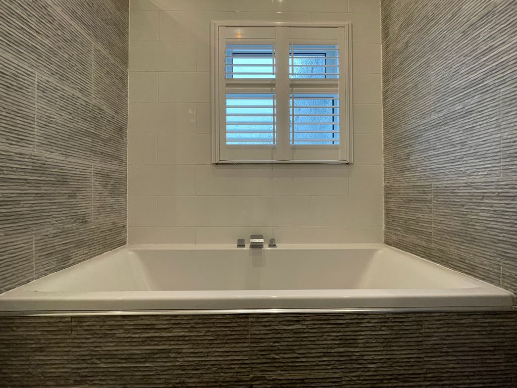 Property photo 2 of 10 Bath