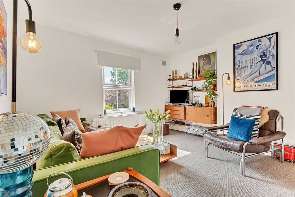 Property photo 2 of 26 Claphamroad_Hs_071.Jpg