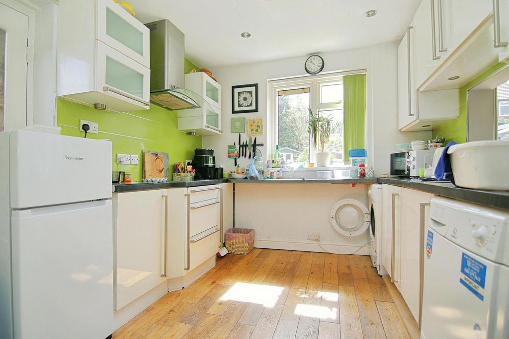 Property photo 2 of 16 Kitchin