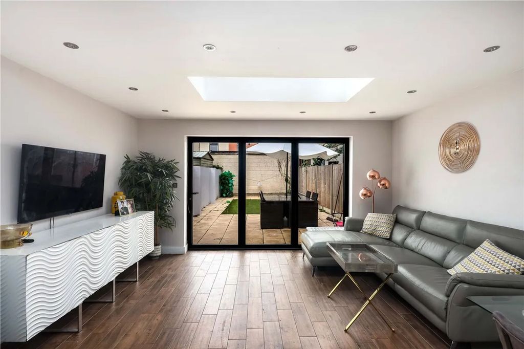 Property photo 3 of 27