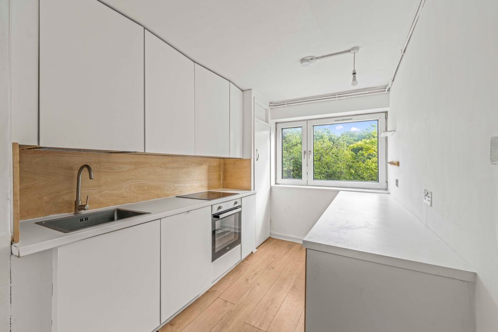 Property photo 2 of 13 Flat 6 Blendworth, Wanborough Drive, London, Sw15