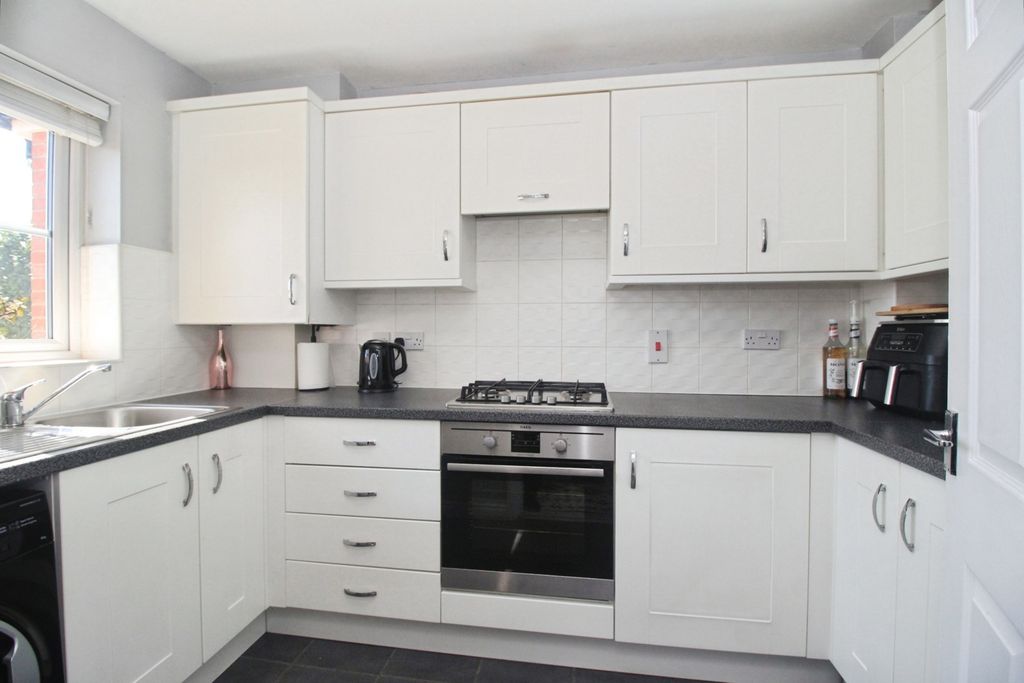 Property photo 3 of 15 Kitchen