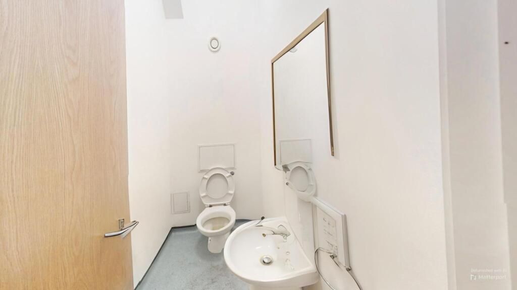 Property photo 2 of 14 A Clean And Minimalist Single Toilet Room Featurin...