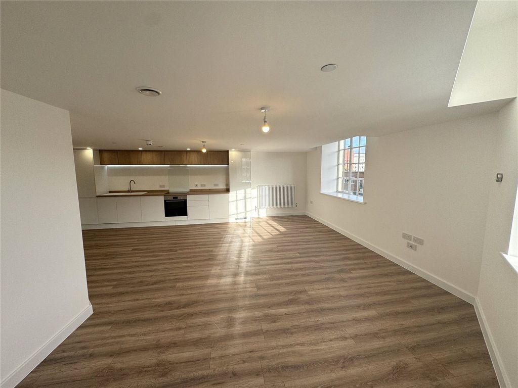 Property photo 3 of 11 Flat 102