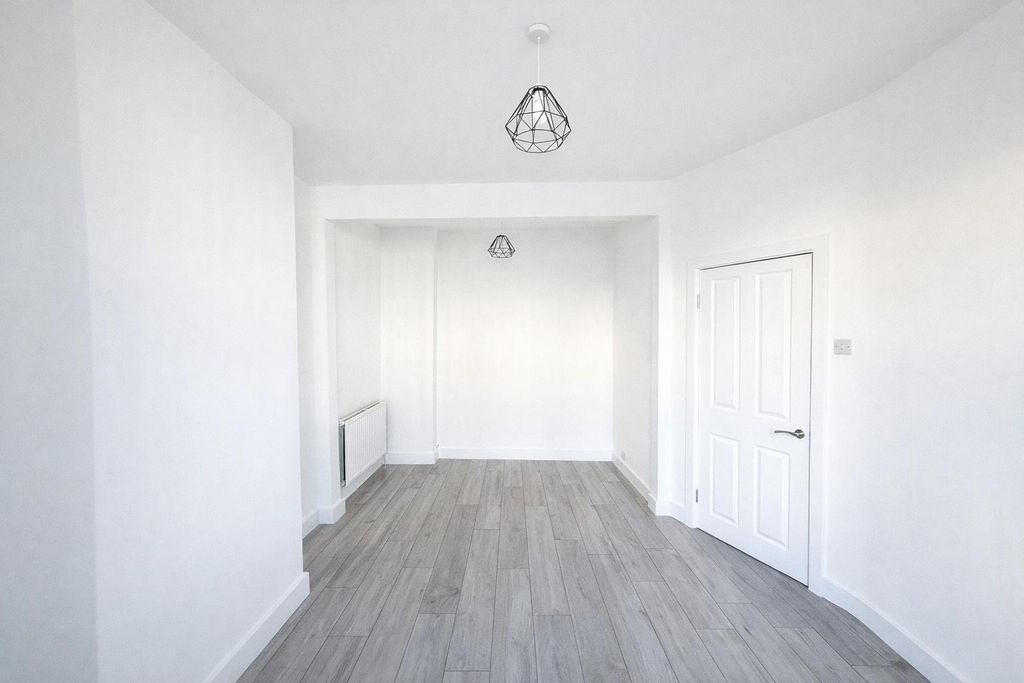 Property photo 3 of 12 Livingroom