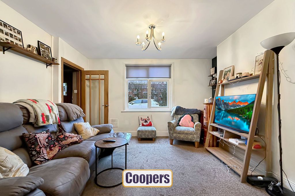 Property photo 3 of 13 Lounge