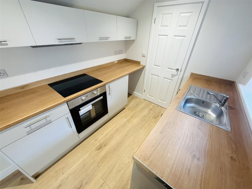 Property photo 3 of 6 Kitchen