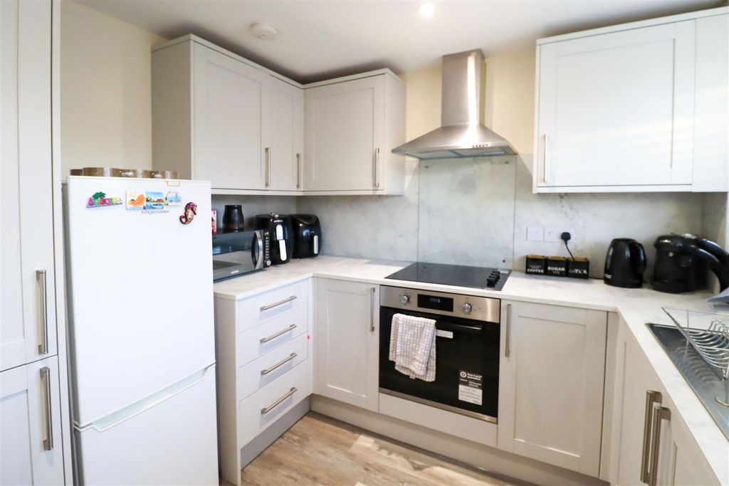 Property photo 3 of 10 Kitchen 2.Jpg