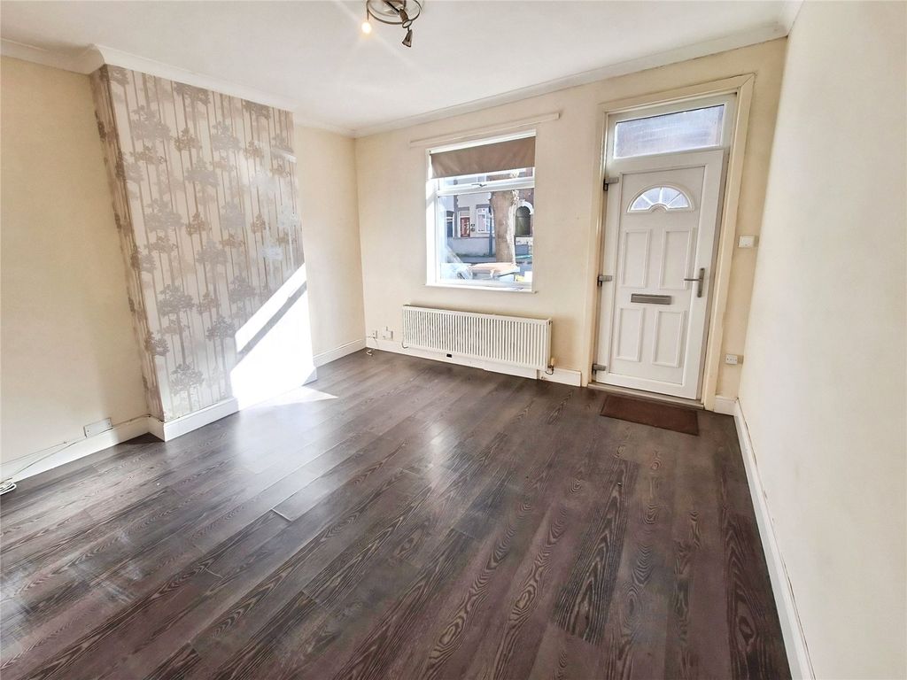 Property photo 2 of 11 Lounge