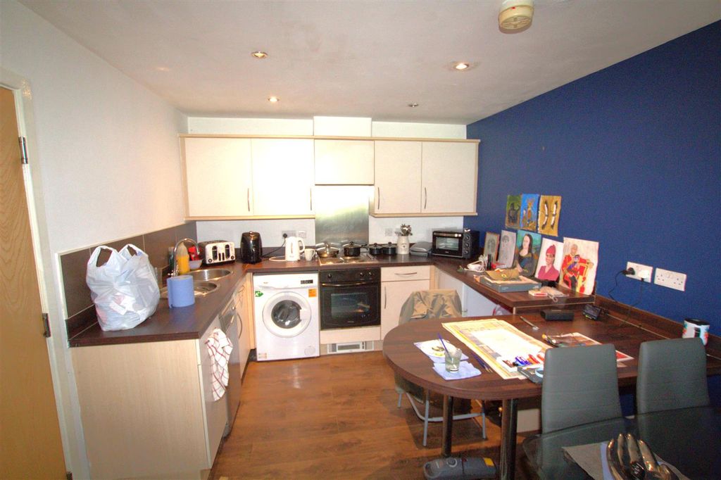 Property photo 2 of 7 Kitchen