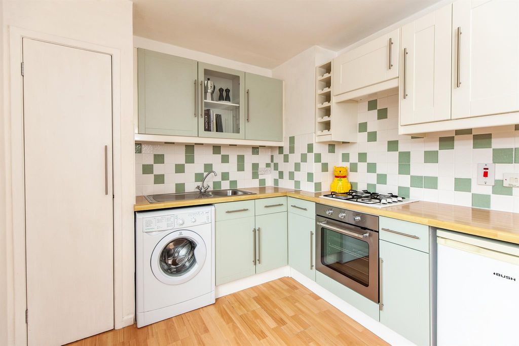 Property photo 3 of 11 Kitchen