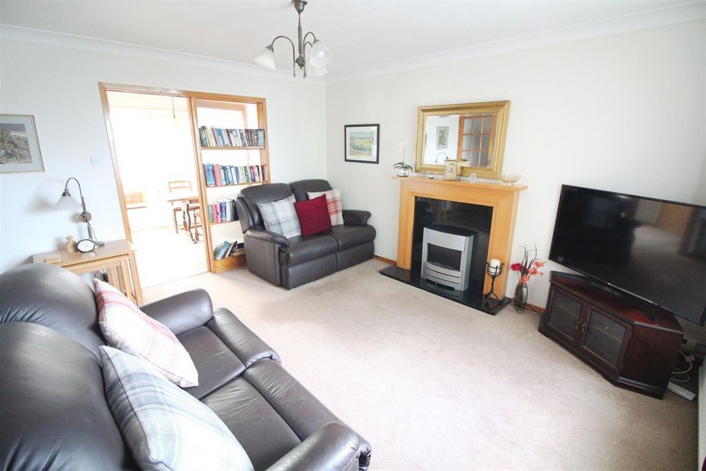 Property photo 2 of 14 Lounge