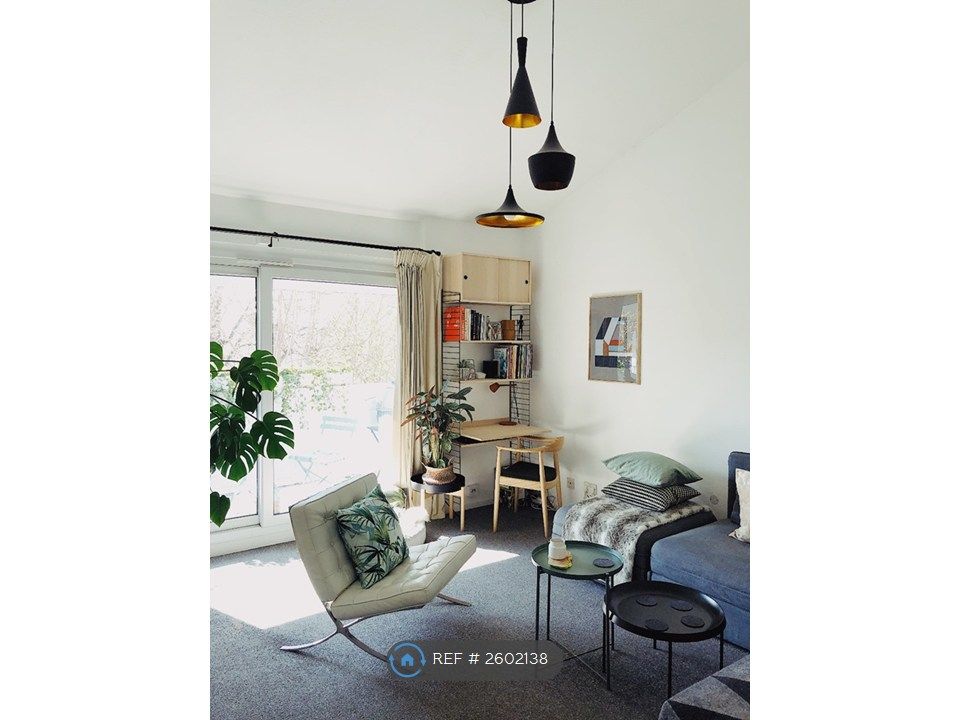 Property photo 1 of 10 Lounge