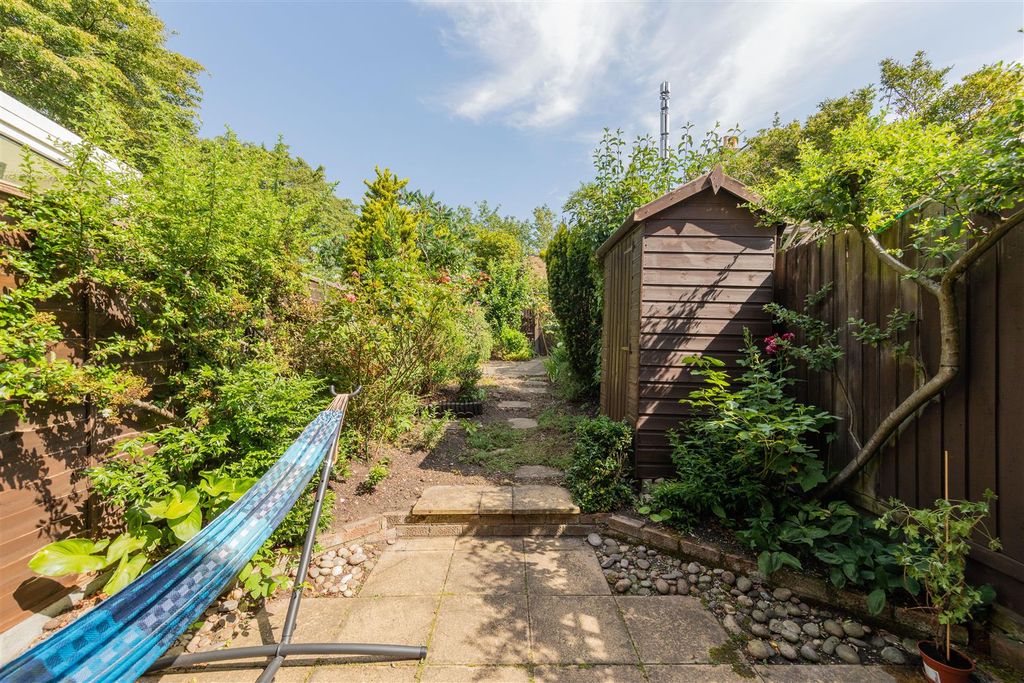 Property photo 2 of 35 Grove End, E18
