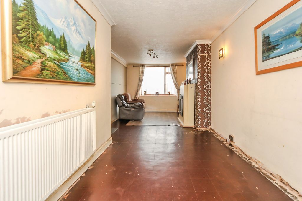 Property photo 3 of 25 Lounge