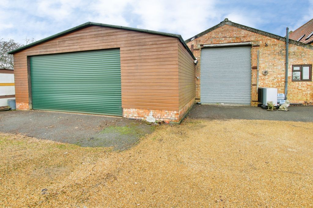 Property photo 2 of 32