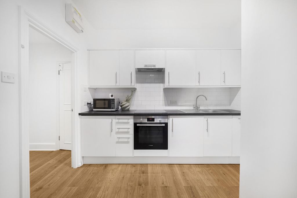 Property photo 2 of 14 Flat 4, 30 Pembridge Square - R1Ozkeuacgmljnqxwk1B