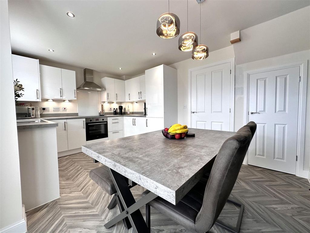 Property photo 2 of 20 Eye-Catching Kitchen/Diner 384