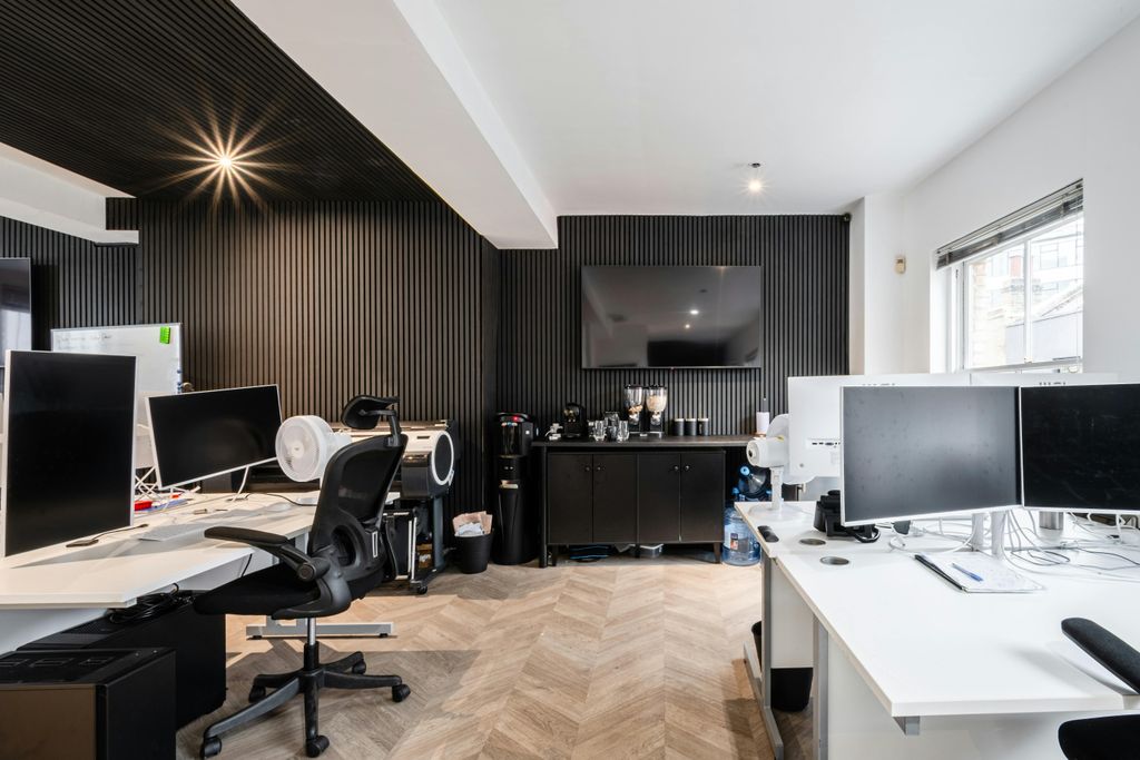 Property photo 3 of 10 Holywell Row 27 1F New 1.Jpg