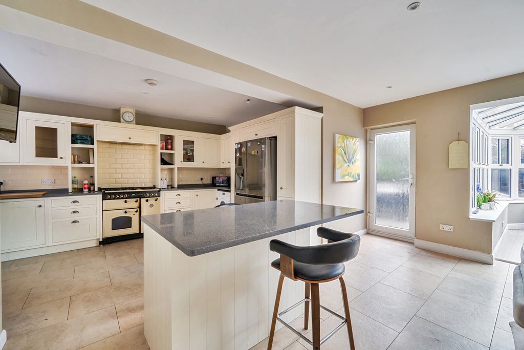 Property photo 3 of 11 Kitchen