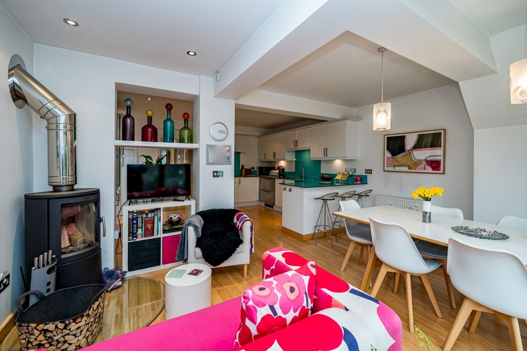 Property photo 2 of 14 33A Claremont Gardens-37