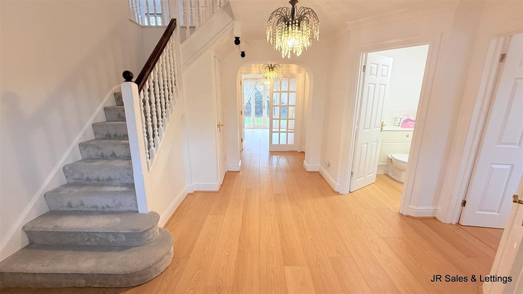 Property photo 3 of 25 Entrance Hall