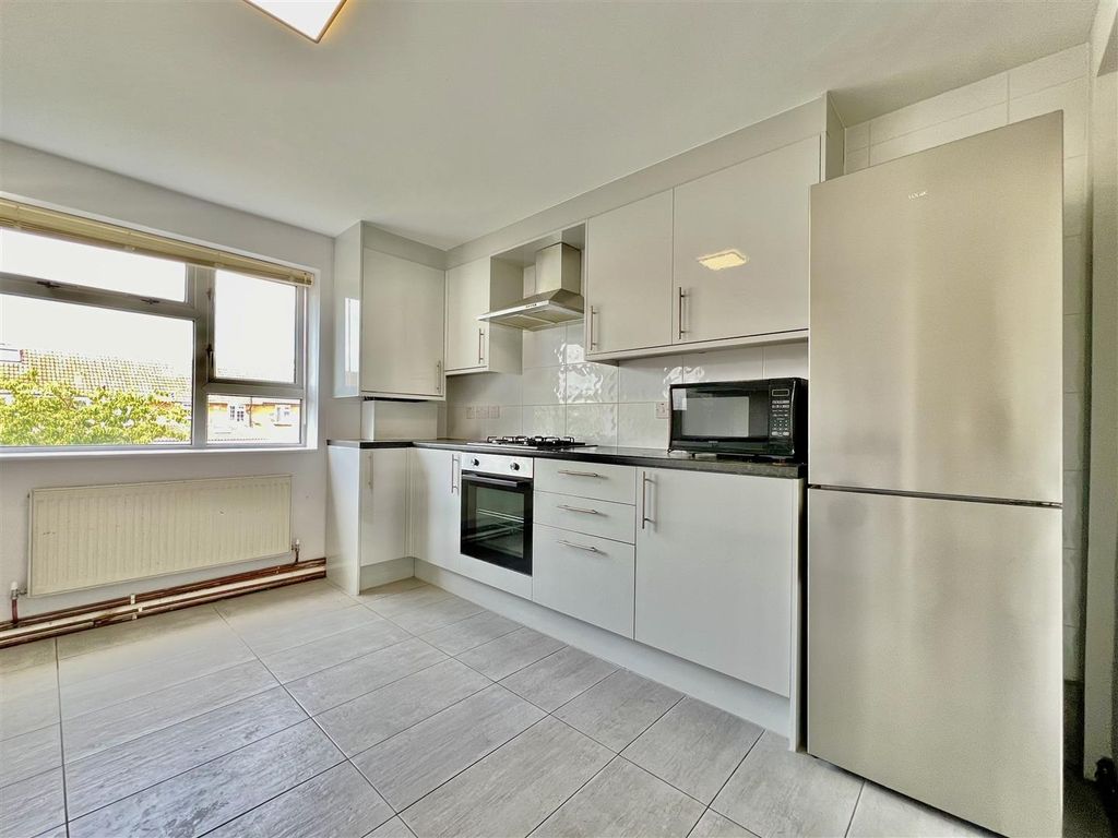 Property photo 1 of 7 Kitchen