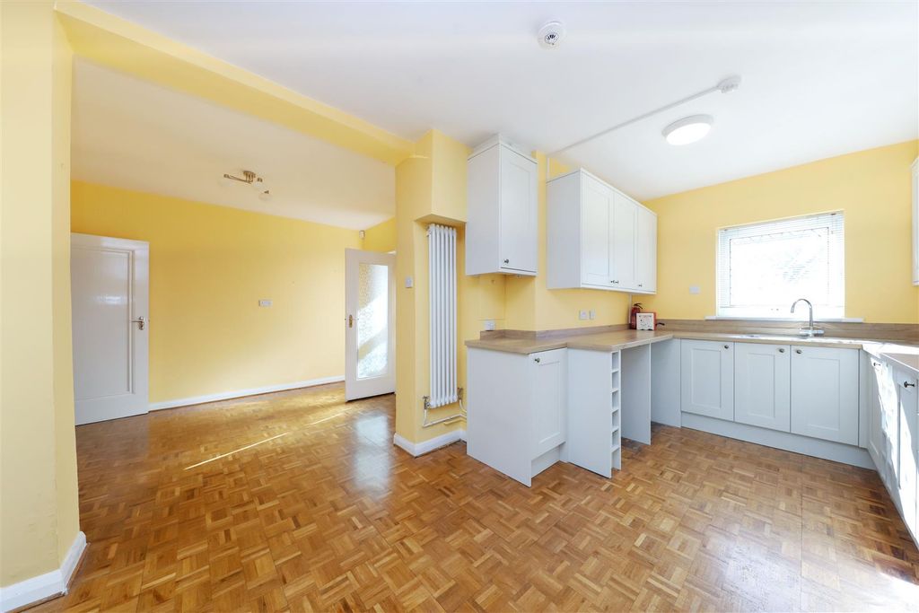 Property photo 2 of 16 Mount Stewart Avenue