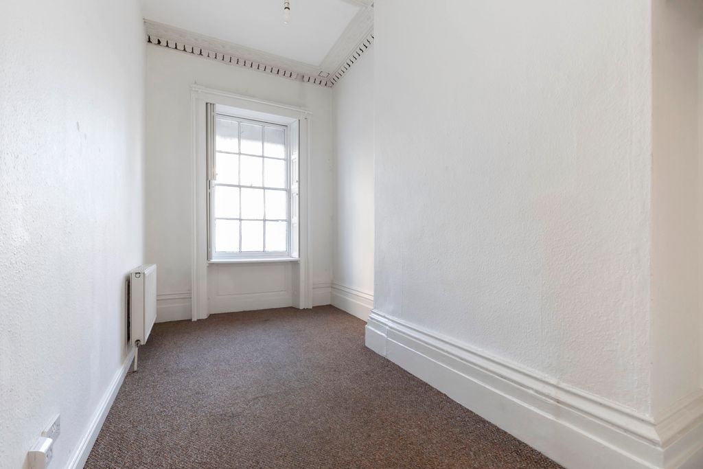 Property photo 3 of 6 Flat 3, 124 Bath Rd-02