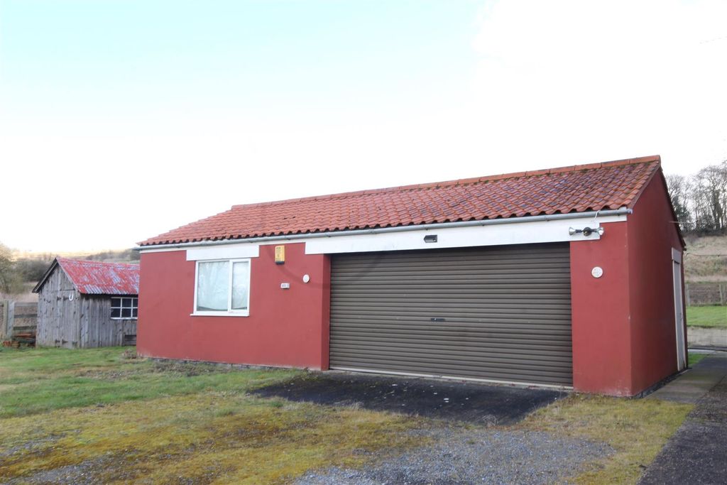 Property photo 3 of 15 Garage Block