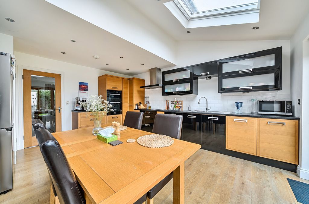 Property photo 2 of 12 1373800-13-690213...