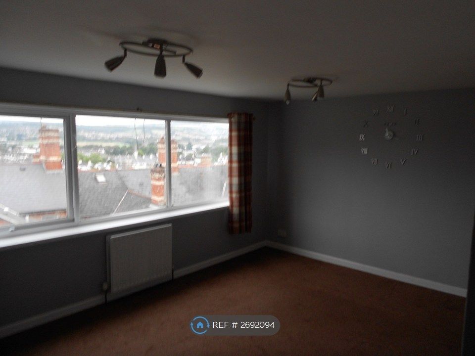 Property photo 3 of 8 Lounge