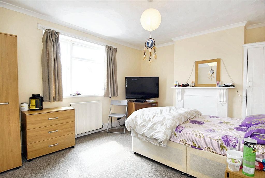 Property photo 3 of 16 Bedroom 5.Jpeg