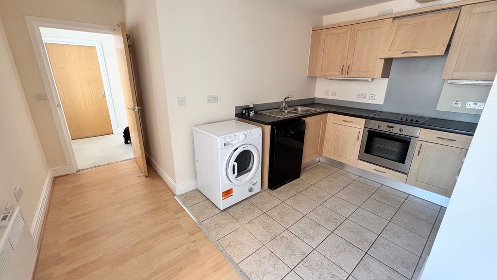 Property photo 3 of 10 Kitchen