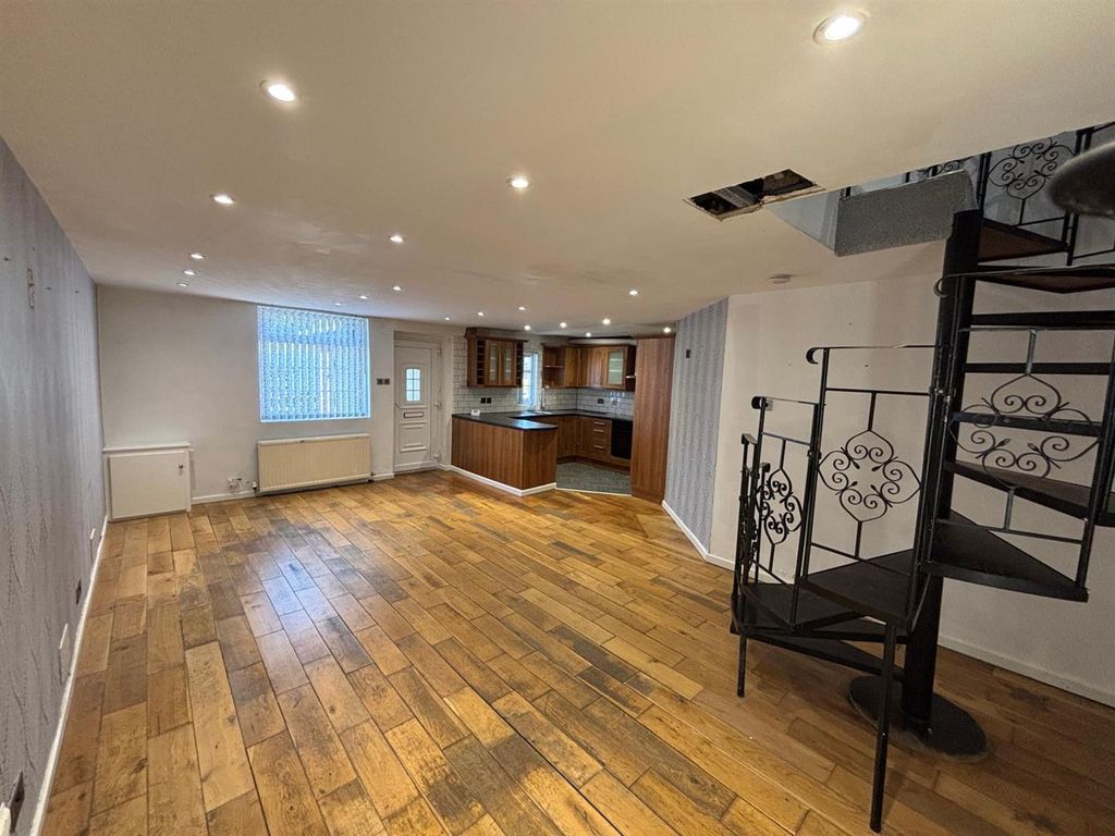 Property photo 3 of 10 40Df3d12-6c04-405A-Afcd-28A9ce7B329d.Jpeg