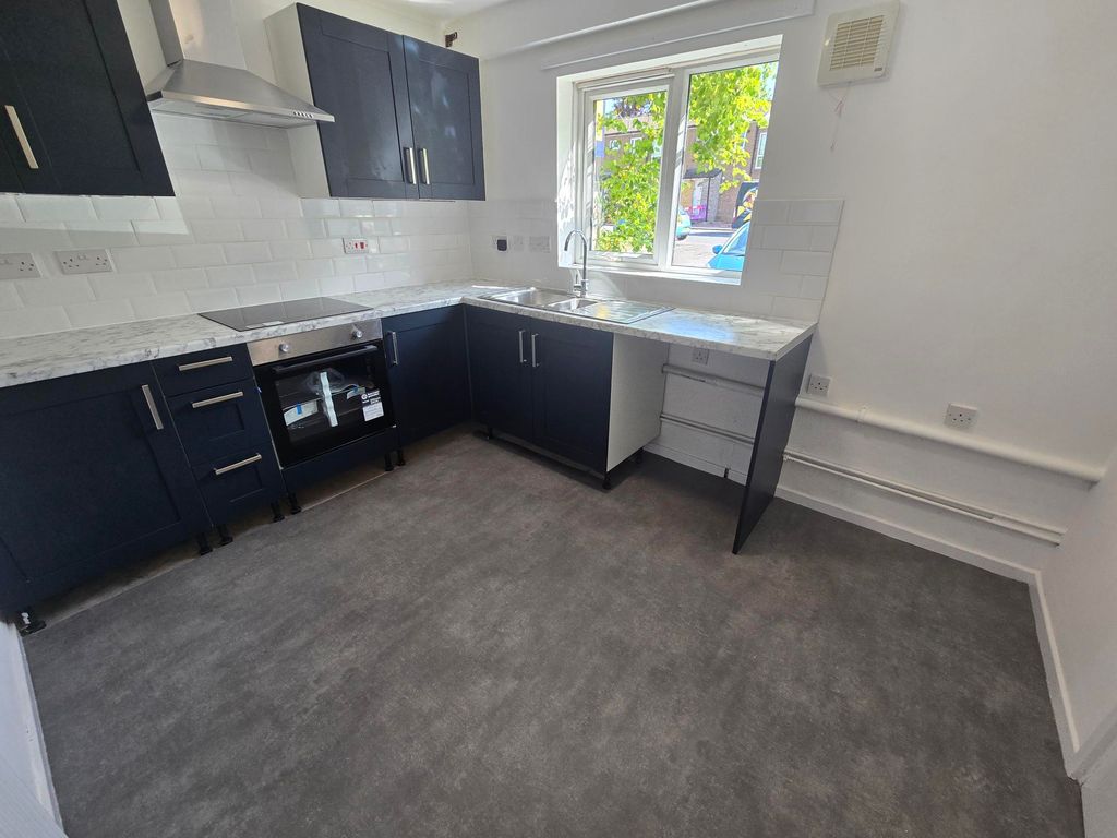 Property photo 3 of 6 Kitchen