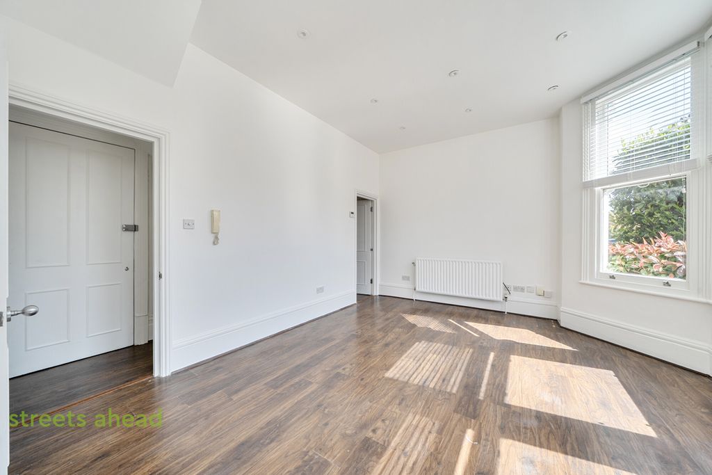 Property photo 2 of 21 9335A96B-7Bfa-460...